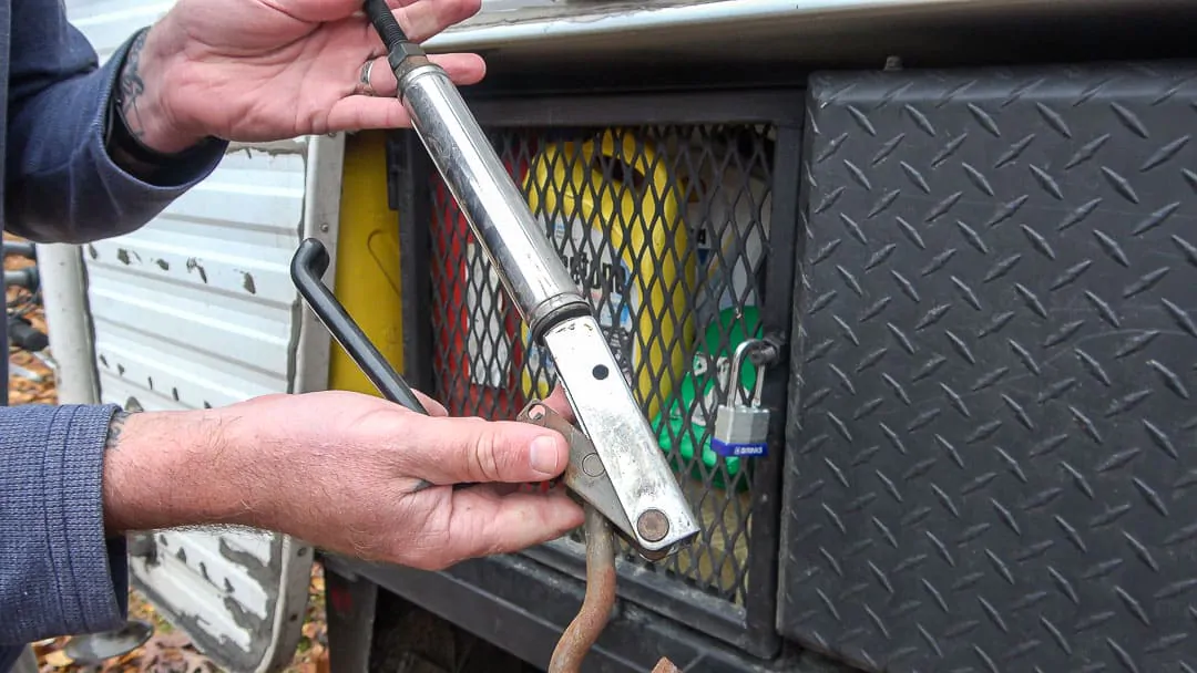 Quick release turnbuckles for truck camper